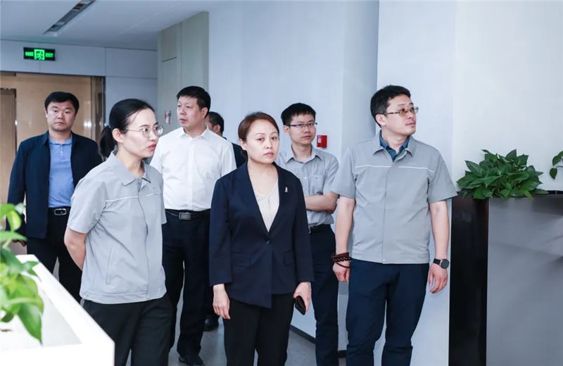 2023年5月15日，河北建材职业技术学院党委书记张明莉一行到豪门国际北京集团进行校企合作交流。
